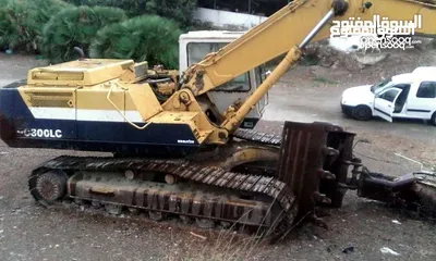  1 حفارةكوماتسوللبيع جرافه فولفو L90 للبيع