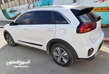  2 نيرو ابيض  هايبرد 2020 كرتونة فل الفل للبيع او البدل على سيارة فل كهرباء