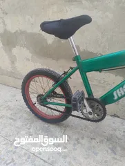  5 بسكليت دراجة هوائية (بسكليت) نوع shock قياس 16 لون اخضر وسلڤر جميل مستعملة بس وكالة