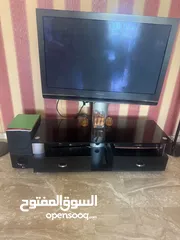 3 كنب مستعمل وطاولة في حالة جيدة وكنب هزاز وتلفزيون وطاولة تلفزيون والسعر قابل للتفاوض