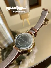  5 ساعة مايكل كورس ذهبية وجلد أصلية و مختَّمة  بحالة ممتازة  الساعة انيقة جداً Micheal Kors