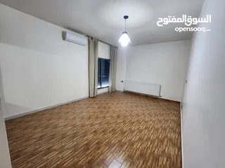  6 شقة فارغة للبيع في حي الصحابة - ref : 14577