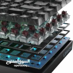  1 ماوس وايرلس جيمنغ مع كيبورد جيمنغ وسماعه جيمنغ وفوقهم ماوس باد هدية