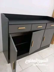  2 وصف الخزانة الحديثة   خزانة عصرية أنيقة تجمع بين التصميم العملي واللمسة الجمالية، مصنوعة بجودة عالية