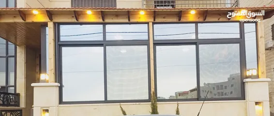  4 وتركيب السيكوريت والشور بوكس وجميع أعمال الزجاج والألمنيوم بجودة عالية"