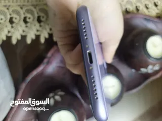  3 iPhone 11 بحاله ممتازه مع شاحن وكفرات ولزقه حمايه و عضمة شاحن الاصليه من ابل بطاريه