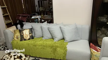  3 طقم كنب بحال الوكاله وفضيه رفوف زجاج للبيع