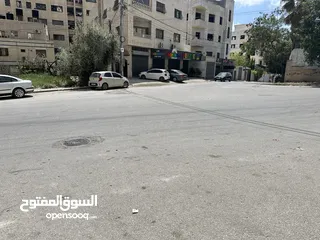  5 محل عظم في منطقة المعاجين على الشارع الرئيسي بالقرب من الصوالحي ماركت على مفترق طرق