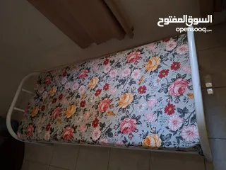  8 سريرين حديد شبه الجديد ومرتبة ضغط عالي جديدة