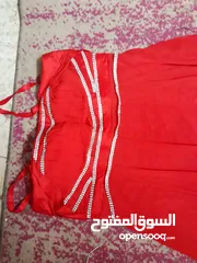  2 فستان سهرة لون احمر مرصع عند الصدر لم يلبس ابدا بس قديم سيتم غسلو بالدراي كلين عند الاستلام