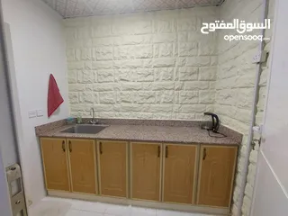  2 غرفة واسعة مع مطبخ تحضيري للموظفات بالقرب من مستشفى السلطاني..