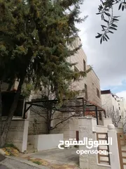 1 بيت مستقل في ضاحية الرشيد مكون من طابقين منفصلين بناء قديم بحاجة الى تجديدمساحة الارض 395 البناء 350