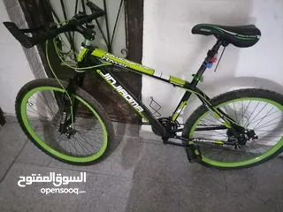  2 دراجه هوائيه جنط 26 بركات امامي خلفي و غيارات أمامية و خلفية و لا خدشة في حالة الوكالة و في احن سعر