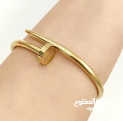  18 سوار ذهبي فاخر بتصميم أنيق ومميز