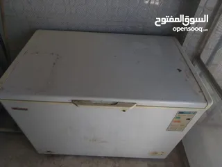  9 ثلاجة عرض ثلاجة دلي فريزر عدد2 ماكينات فرم لحمه عدد 2 وميزان