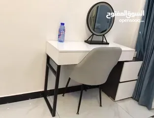  8 تسريحة مودرن مع خزانة جانبية – لمسة فخامة لغرفتك! ترتيب وأناقة بمساحة مثالية تصميم عصري بسيط .