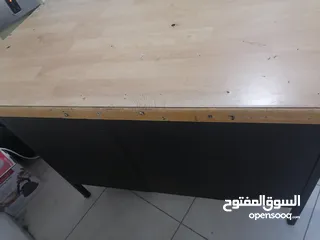  6 طاولة مكتب استعمال طالب جامعي نظيفة بدي حديد وسطح خشب ثقيل طول 66cm وعرض 121cm وارتفاع 110cm