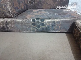  8 جلسه عربية اسفنج ضغط 18 مع طاولات خشب مع سجاده خمسة باربعه ونص متر بحالة الوكالة.