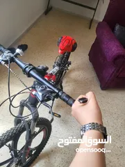  10 بسكليت (دراجه هوائيه) جنط 26 جبلي استعمال خفيف جدا مع هديه سكيت بورد صغير غير مستعمل ابدا