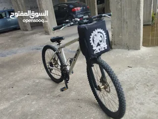  1 دراجة هوائية من نوع جبلي بدون عيوب وبحالة جيدة جدا للبيع