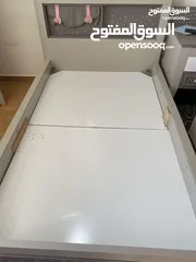  1 سرير غرفه بنات مع مرأه