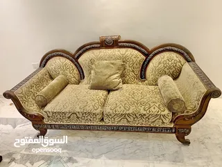  2 للبيع المستعجل لأعلى سعر بسبب السفر كنب 7 مقاعد / طاولة وسط سيكوريت متحركة / طاولة تلفزيون خشب