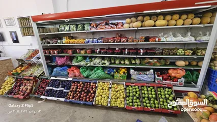  4 عدة محل خضار وفواكه بحالة ممتازة وبسعر مغري .........