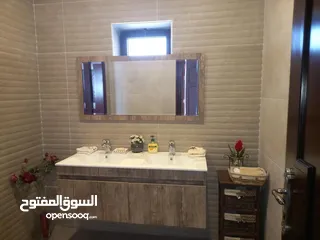  5 شقة ارضيه بسعر مغري داخلي 332 متر خارجي 180 متر