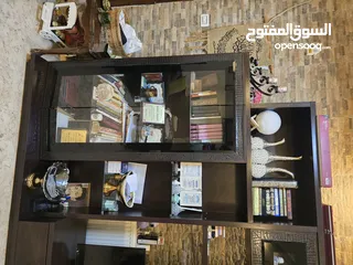  2 خزانه غرفه جلوس بحالة جيدة تحتاج للقليل من الصيانه