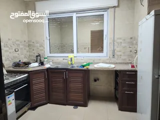  4 شقة أرضية مفروشة  فخمة ونظيفة ،جدا مدخل خاص وحديقة حولها ،مخدومة تصلح لعرسان او طالبات جامعة