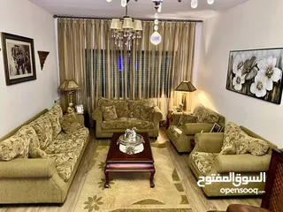  1 غرفة صالون كاملة متكاملة ( كنبيات وسجادة و برداي). مستعملة سنة واحدة فقط. .