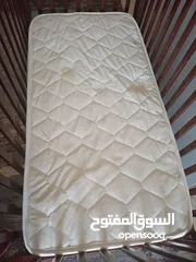  6 سرير أطفال خشب بحالة جيدة مع مرتبة وملحقات