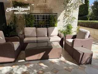  2 طقم بامبو للحدائق و طاولة مع كراسي بحالة ممتازة
