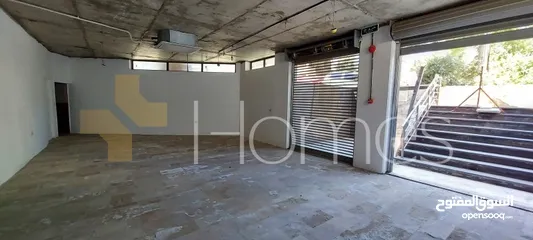  4 معرض طابقي في مجمع حيوي للبيع في الشميساني بمساحة بناء 192م