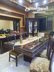  2 طاولة سفرة مع 8 كراسي ديكورات وخزانه ومرايه معها خزانه