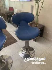  1 2 كراسي مطبخ وكافيها مرتبين مع مسند ظهر متين لون ازرق