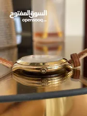  3 ساعة مايكل كورس ذهبية وجلد أصلية و مختَّمة  بحالة ممتازة  الساعة انيقة جداً Micheal Kors