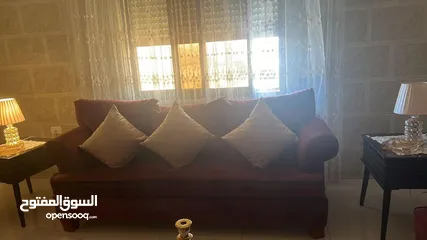  6 طقم غرفه جلوس من 7 مقاعد بالإضافه إلى طاولات وسط وسجاده