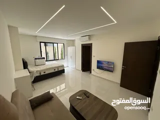  7 ستوديوهات جديدة 150 دينار اسبوعيا او 450 دينار شهريا في عمارة عائلات راقية