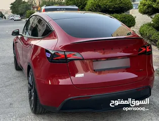  5 تيسلا Y 2022 performance لون خمري مميزة داخلي ابيض الاداء العالي دفع رباعي وبسعر مغري جداً جمرك جديد