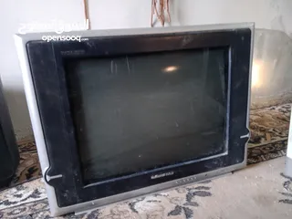  3 شاشات التلفزيون