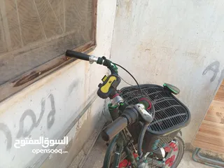  3 بسكليت وكاله ما في ولا اي نقره بس العجل الامامي مفقوع فقع بده تيوب وغيره