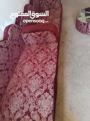  2 جلسه عربيه خمس فرشات ارتفاع 18 لون خمري بحاله ممتازه