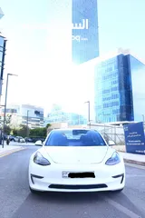  1 تيسلا 3 موديل 2021 لون ابيض لؤلؤي