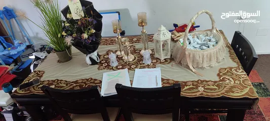  1 طاولة سفرة لون اسود بحالة ممتازة جدا و خالية من العيوب مع 6 كراسي بحالة ممتازة