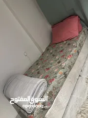  1 سرير نضيف جدا جدا مع مرتبه