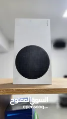  5 جهاز xbox series s اصليه مع يدتين اصليات وحده بلون ابيض واخرى بلون احمر