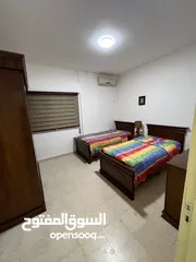  6 شقه  ارضيه مفروشه مكونه من غرفتين نوم وحمامين وصاله وصالون ومطبخ مجهز بالكامل  برنده  مواقف خاصه