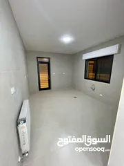  24 شقة أرضية أمامية يسار مع مدخلين مستقلين وترسين للبيع في جبل الحسين