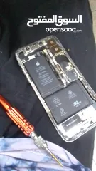  2 mobile phone repairing experts